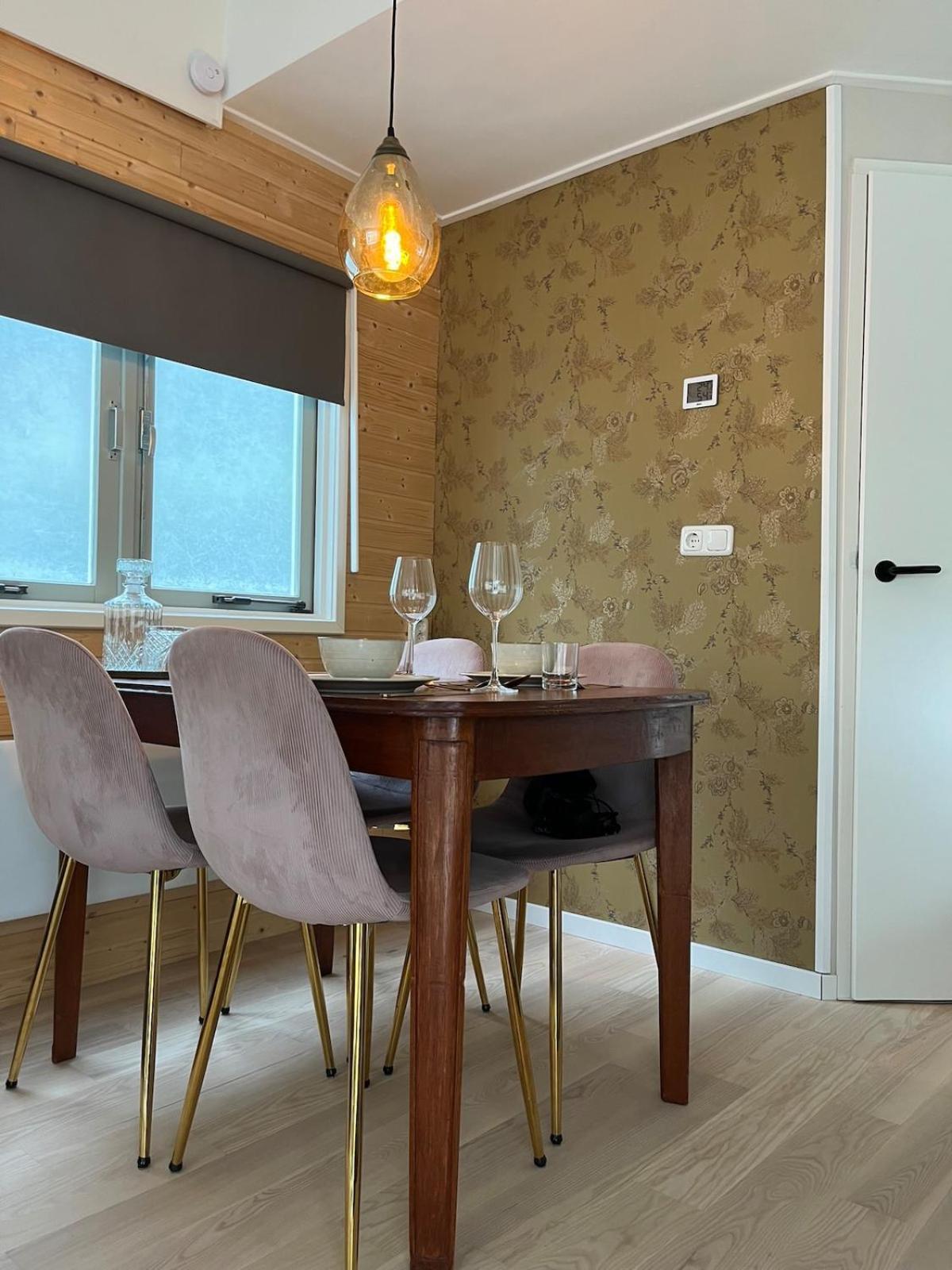 Cozy Wooden De Veluwe With Private Hot Tub Putten